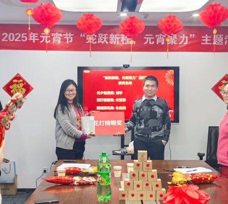 桌子上放滿了不同類型的海報(bào)

AI 生成的內(nèi)容可能不正確。
